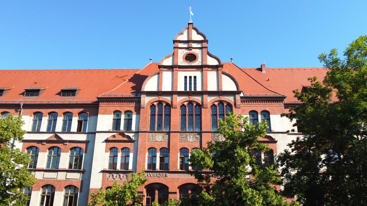 Giebelfassade des Schulgebäudes in der Gutjahrstraße