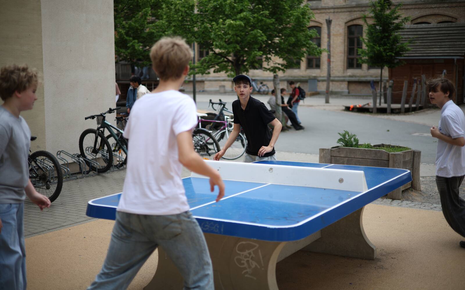 Tischtennis auf dem Schulhof