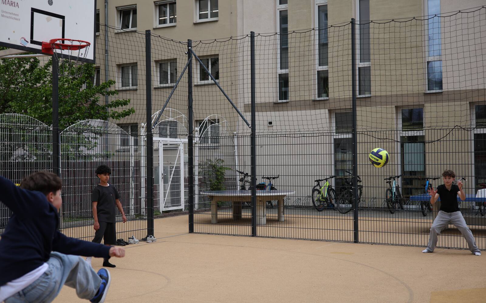 Basketball auf dem Schulhof