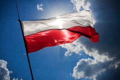 Polnische Flagge vor blauem Himmel